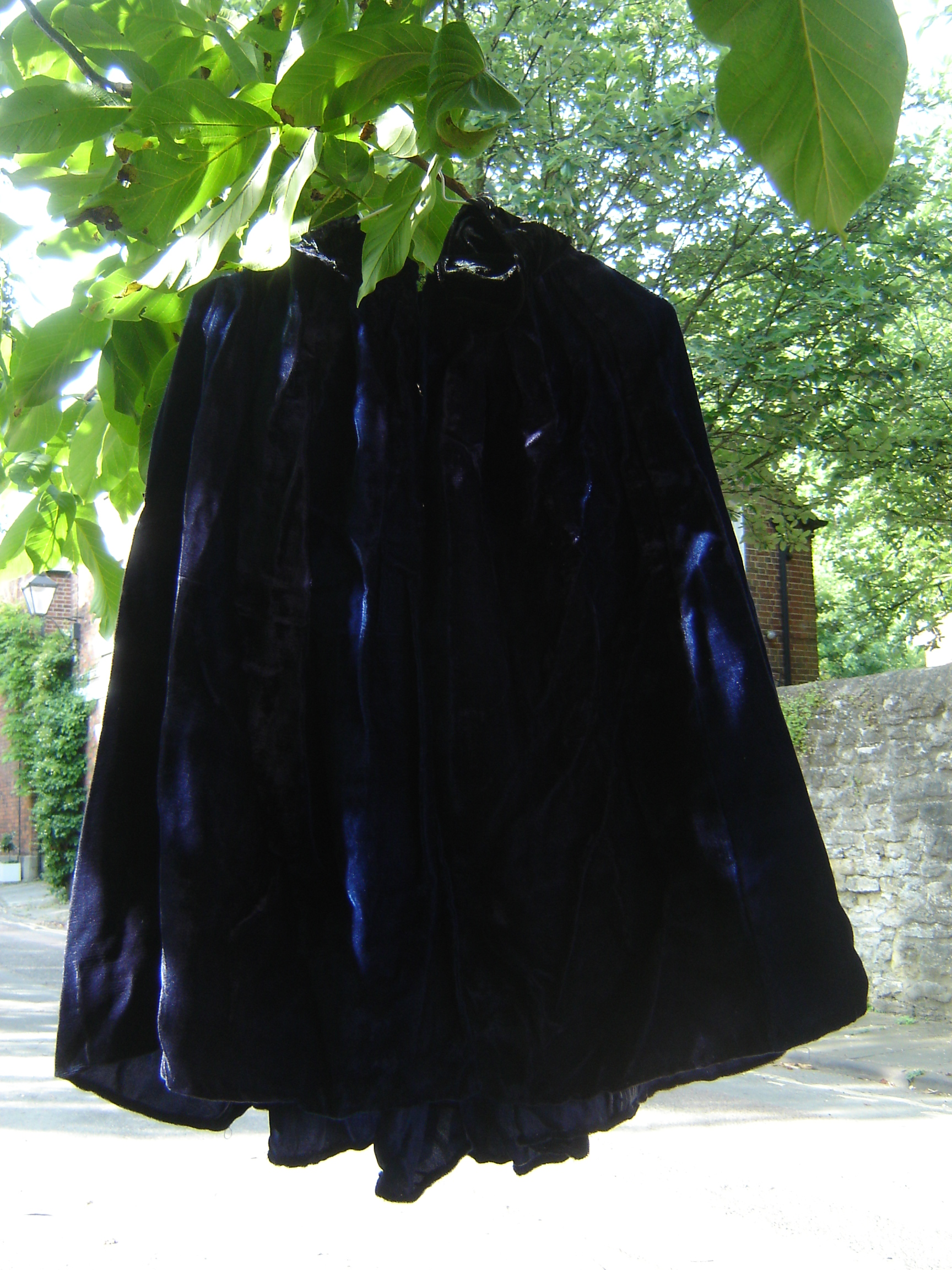Short blue velvet cape.