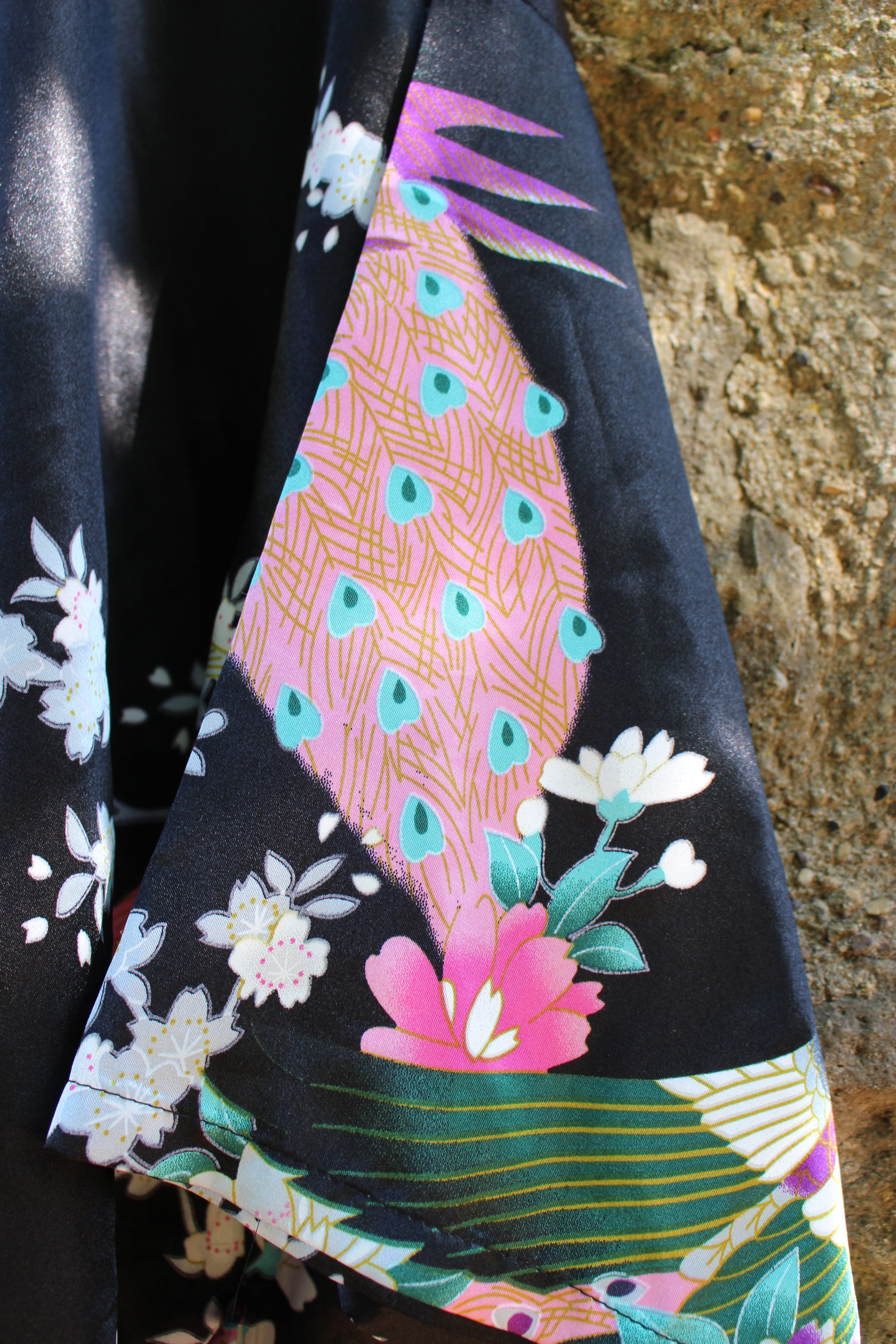 TianBaoGong peacock kimono, showing pattern